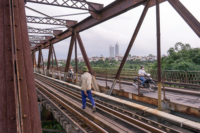 Read more about the article Walking Across the Long Biên Bridge