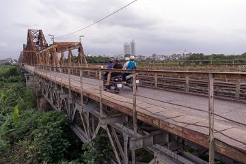 Walking Across the Long Biên Bridge | Hanoi For 91 Days